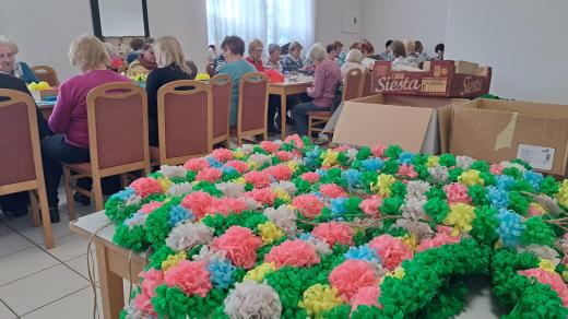 Kunovice, přípravy na Jízdu králů 2024, výroba růžiček