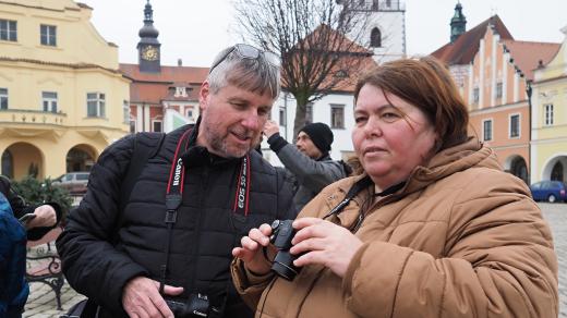 Klienti Domova Jeřabina rádi fotografují, zlepšit jejich snímky jim při fotokroužku pomáhá Milan Šustr