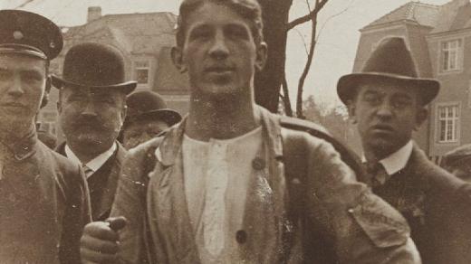 Emerich Rath (uprostřed) při závodu v chůzi se zátěží na 32 km (Drážďany, 1909)