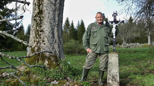 Stanislav Schneedorf u křížku nedaleko bývalé obce Knížecí Pláně na Šumavě