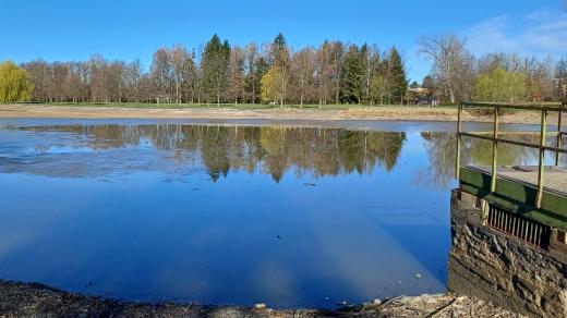Čištění nádrže Bagr v parku Stromovka v Českých Budějovicích