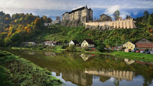 Český Šternberk se tyčí na skalním hřebeni vysoko nad řekou Sázavou