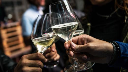 Přípitek, víno, na zdraví