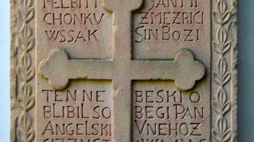 Náhrobní stéla s příběhem Alžběty Vaňkové v Rožnově pod Radhoštěm