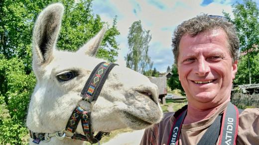 Redaktor Jaroslav Hoření si vyšel na procházku s lamou - na Železnobrodsku