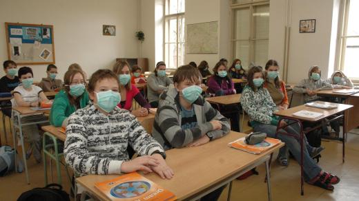 Děti s rouškami ve škole