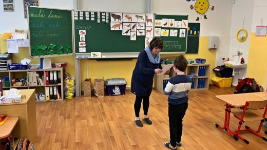 Předávání vysvědčení na ZŠ J. A. Komenského v Karlových Varech