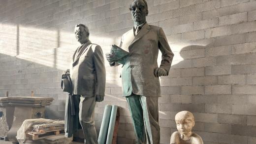 Sochy Gustava Klimenta a Bohumíra Šmerala jsou v Třebíči uložené ve skladu vedle psího útulku