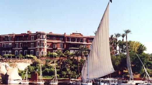 Hotel Old Cataract v Asuánu. V této podobě si jej mohou pamatovat diváci filmu Smrt na Nilu z roku 1978. Ve třicátých letech, kdy v něm bydlela Agatha Christie, však stál osamoceně na skále nad Nilem, téměř bez zeleně v okolí