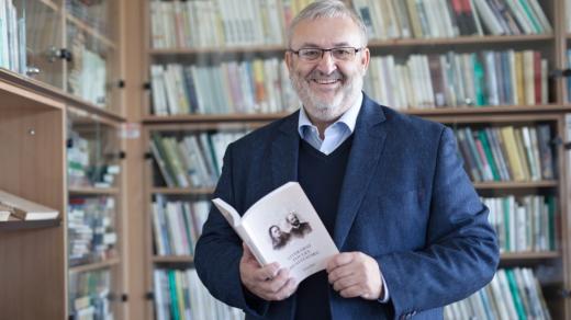 Pedagog a spisovatel Milan Báča s knížkou Literární toulky