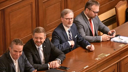 Česká vláda, zleva ministr místopředseda vlády pro digitalizaci a ministr pro místní rozvoj Ivan Bartoš, ministr vnitra Vít Rakušan, premiér Petr Fiala a ministr práce a sociálních věcí Marian Jurečka