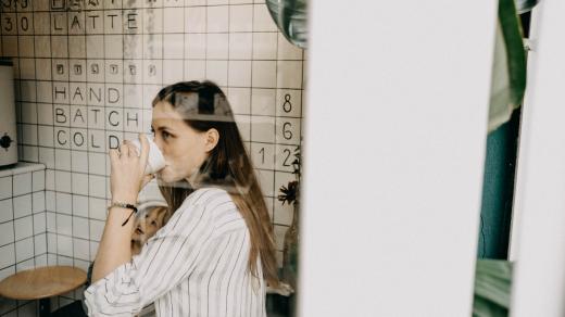 Jackie Tran je kavárník a autor interiérů svých podniků