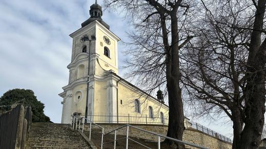 Hodiny na kostelní věži se dřív musely natahovat každý den. Dnes už jsou poháněné elektricky