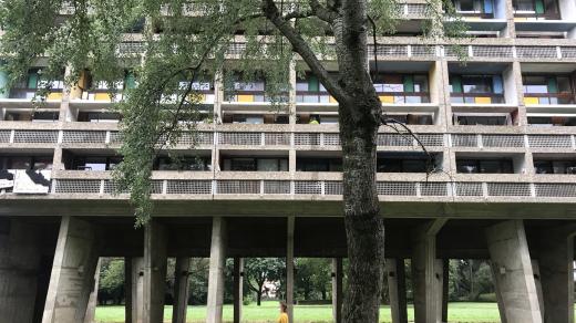 Život se odehrává v bytech a na balkonech, tmavé vnitřní chodby jsou záměrně nepřívětivé,