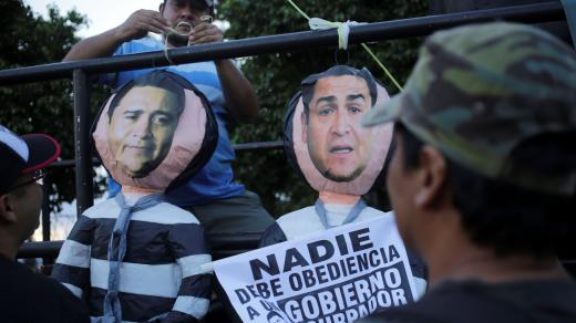 Demonstrace v Tegucigalpa v Hondurasu. Vlevo odsouzený Tony Hernández, vpravo jeho bratr a prezident země Juan Orlando Hernández