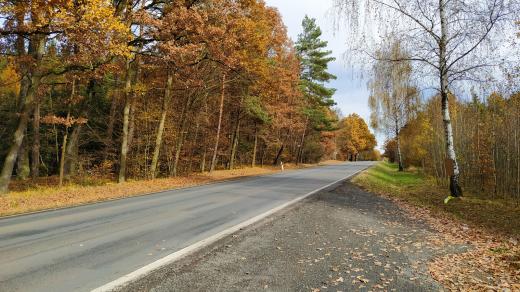 Takzvaná stará cesta spojující Plzeň s Prahou