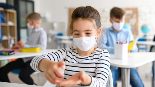 Školáci si dezinfikují ruce (ilustrační foto)