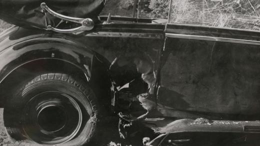 Na Heydrichův vůz parašutisté zaútočili ve středu 27. května 1942 v 10.35 h. Gabčíkovi sice jeho samopal v rozhodující chvíli kvůli vzpříčenému náboji selhal, ale Kubišova bomba zasáhla cíl a protektora vážně zranila