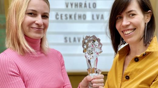 Terezie Křížovská a Adéla Mrázová spolu s Jakubem Jířištěm získaly Českého lva za mimořádný počin v oblasti audiovize