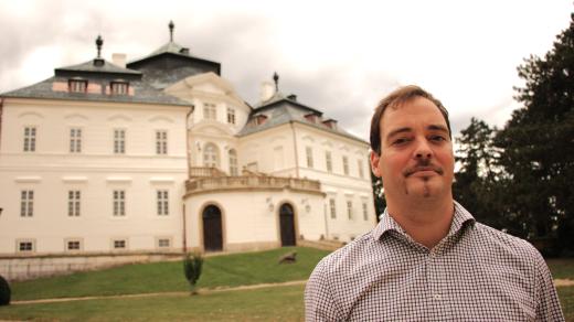 Francesco Kinský dal Borgo před zámkem Karlova Koruna