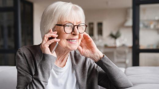 Seniorka telefonuje