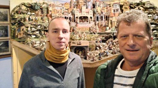 Ředitel Krkonošského muzea v Jilmenici David Ulrich a redaktor Jaroslav Hoření před Metelkovým betlémem