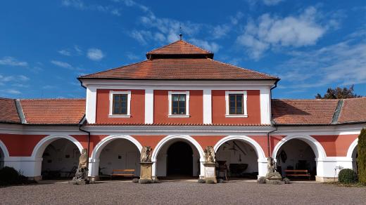 Na nádvoří Lorety v Chlumci nad Cidlinou