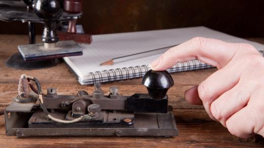 V "vyťukávání" morseovky se v minulosti používal přístroj zvaný telegraf