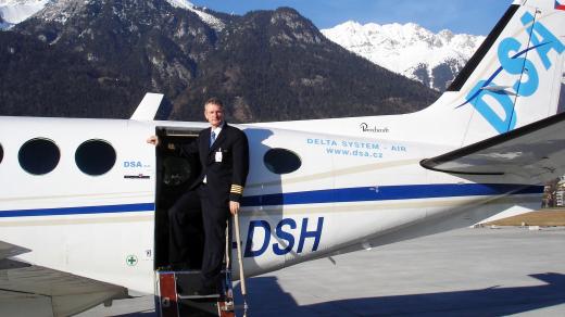 Maxmilián Politzer na letišti v rakouském Innsbrucku