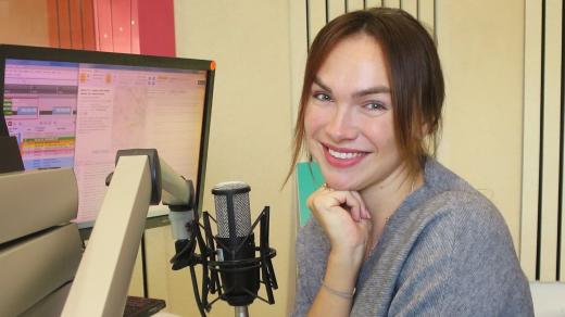 Kamila Nývltová ve studiu Českého rozhlasu Hradec Králové