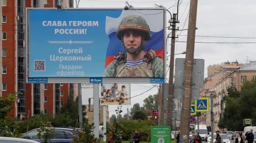 Billboard v ruském Petrohradě s nápisem Sláva hrdinům Ruska