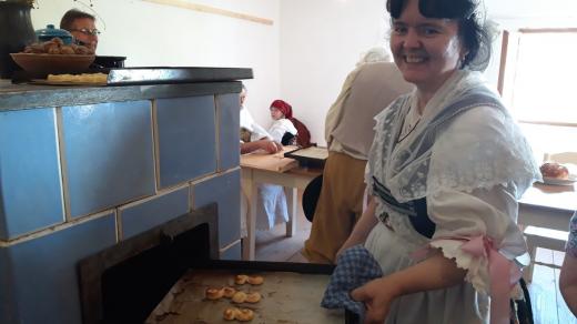 K tradičnímu velikonočnímu pečivu patřily jidášky s medem. Takhle je upekla hospodyně ve skanzenu v Kouřimi