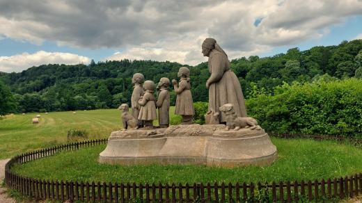 Slavné sousoší Babička s vnoučaty stojí jen pár desítek metrů od Rudrova mlýna