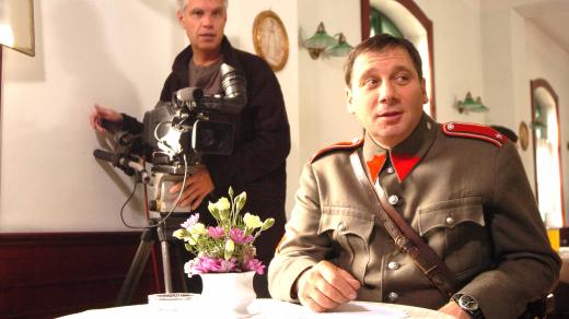 Tomáš Topfer při natáčení Četnických humoresek
