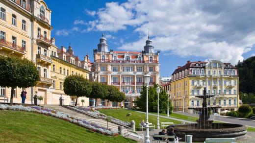 Goetheho náměstí Mariánské Lázně, v pozadí hotel Hvězda