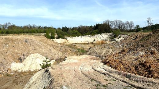 Lom pro těžbu cihlářské suroviny u Všemyslic na Českobudějovicku