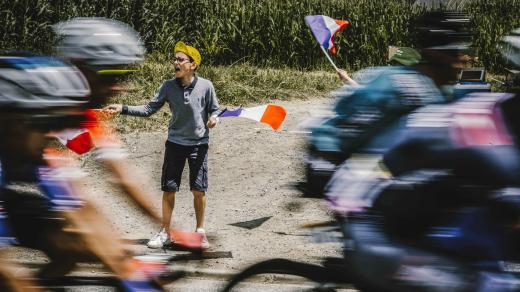 Fanoušek mává na peloton během letošní Tour de France