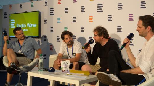 Talkshow Čelistí ve stanu ČRo během Letní filmové školy v Uherském Hradišti. Hovoří režisér Vít Klusák