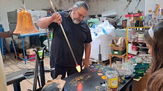 Sklářská huť v obci Stachy na Prachaticku je stále otevřená lidem, kteří si chtějí vyzkoušet sklářské řemeslo