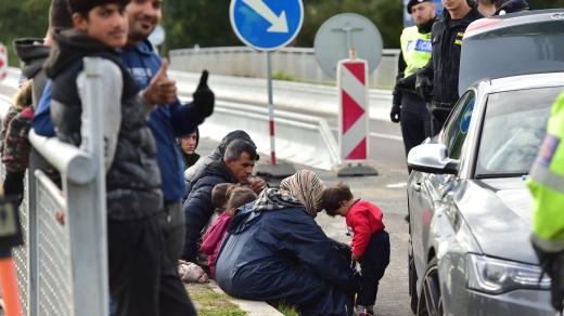 Zadržení migranti na česko-slovenském hraničním přechodu Lanžhot Brodské