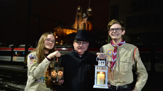 Brněnští skauti přivezli 9. prosince 2023 z Vídně do Brna takzvané betlémské světlo, které budou o týden později rozvážet vlaky do celého Česka