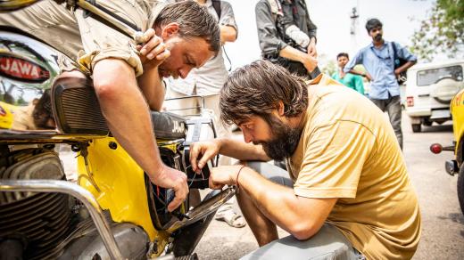 Žluté trabanty vyrážejí z Indie na velkou cestu domů