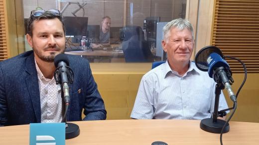 Roman Tuháček, starosta Ostrožské Lhoty  a Josef Lopata, předseda sportovních klubů Ostrožská Lhota a vedoucí Centra otevřená škola