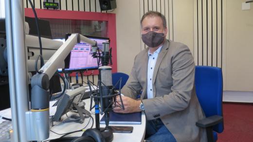 Jan Holásek ve studiu Českého rozhlasu Hradec Králové