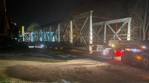 Hodně složitá a komplikovaná byla přeprava torza mostu ze Svinar na letiště v Hradci Králové