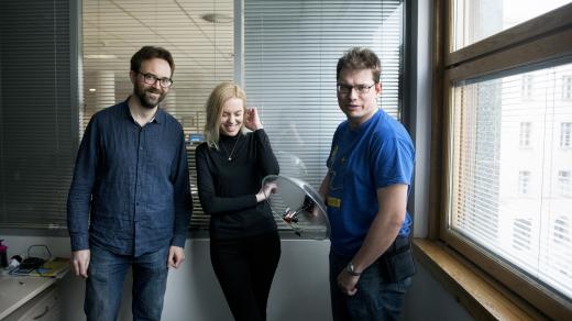 Důležitou součástí je datová žurnalistika, na fotce dataři Petr Kočí (vlevo), Jan Cibulka (vpravo) a redaktorka Nela Krawiecová.