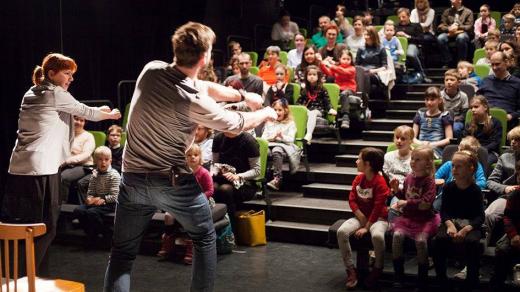 Fotka z vypravěčského představení na festivalu Struny dětem v pražském divadle Minor