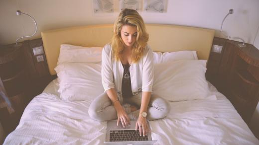 Home office, práce na dálku, počítač, postel (ilustrační foto)