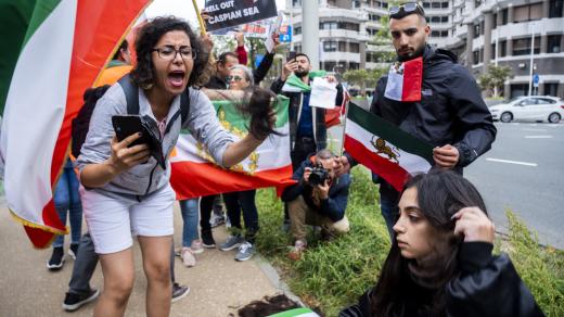 Protest proti přísným íránským zákonům v Haagu