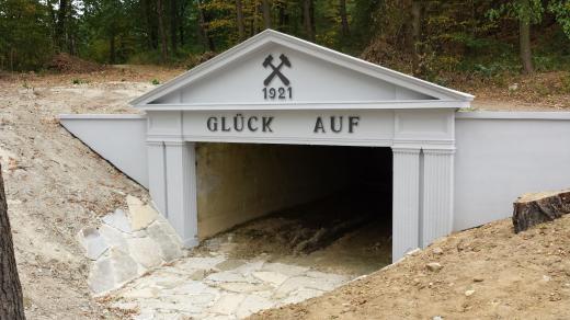 Tunel někdejší úzkorozchodné železnice vedoucí do nové jámy